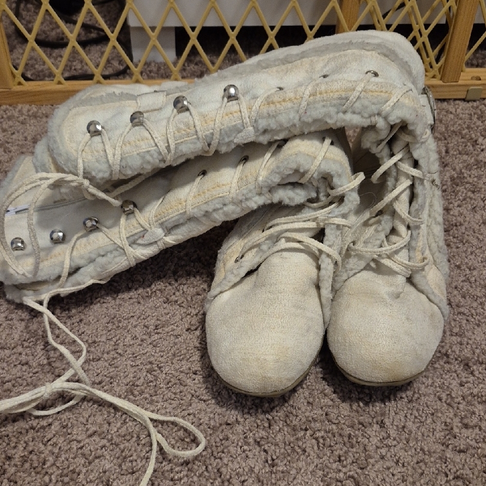 Vintage White Fur-Lined Boots